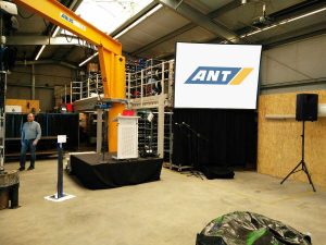 Gain 26 Hellraumleinwand inkl. Podest, Rednerpult, Audioanlage für eine Hausmesse der ANT AG in Lübeck Projektor ausleihen Beamer ausleihen Kiel